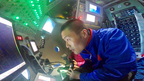 实习潜航员杨一帆主驾驶“蛟龙”号成功下潜。500.jpg